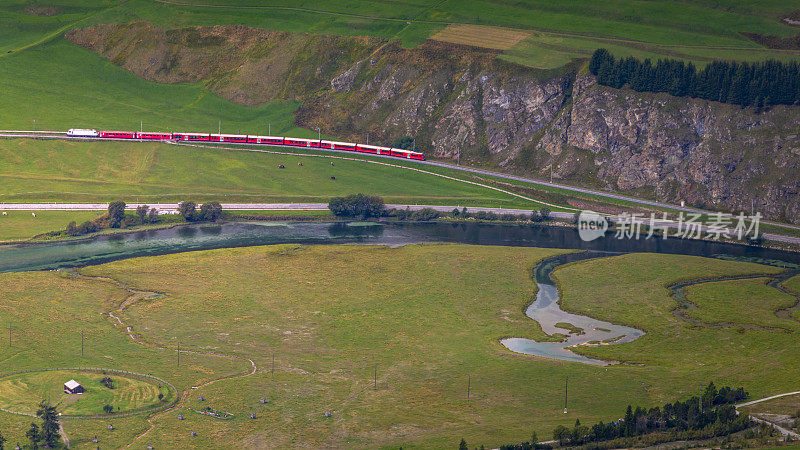 从瑞士Muottas Muragl上方穿过恩加丁的火车